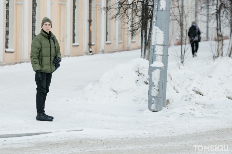 Заснеженный город и неторопливые томичи: атмосферный фоторепортаж с улиц Томска