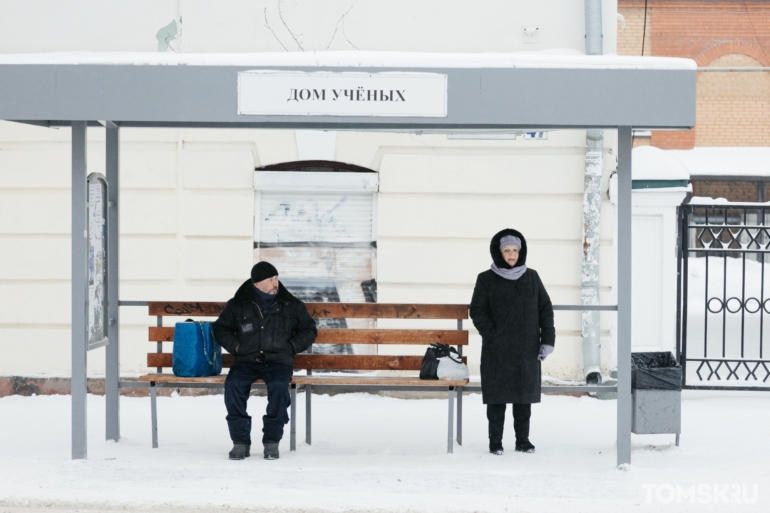 Заснеженный город и неторопливые томичи: атмосферный фоторепортаж с улиц Томска