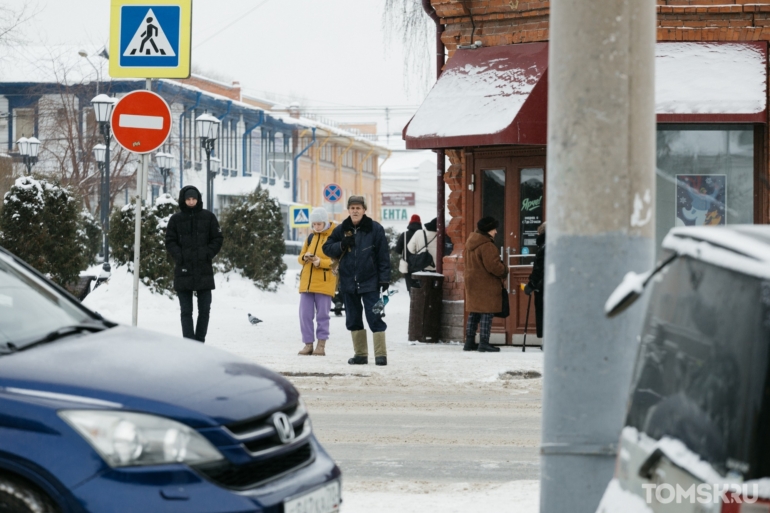 Заснеженный город и неторопливые томичи: атмосферный фоторепортаж с улиц Томска