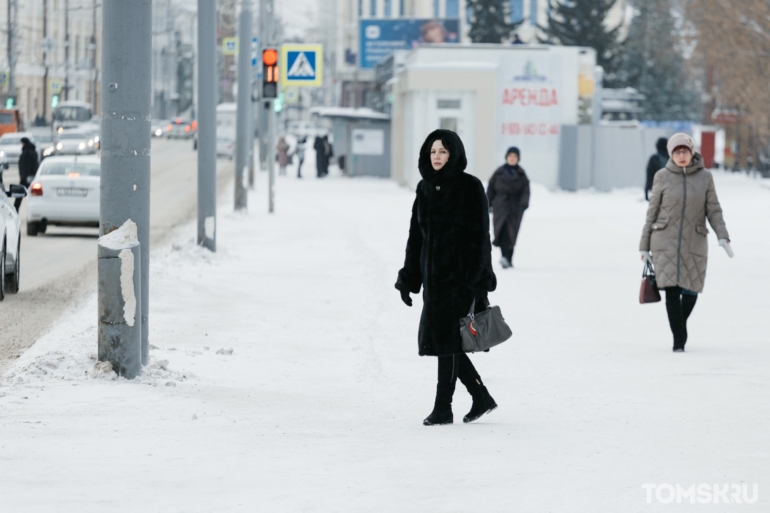 Заснеженный город и неторопливые томичи: атмосферный фоторепортаж с улиц Томска