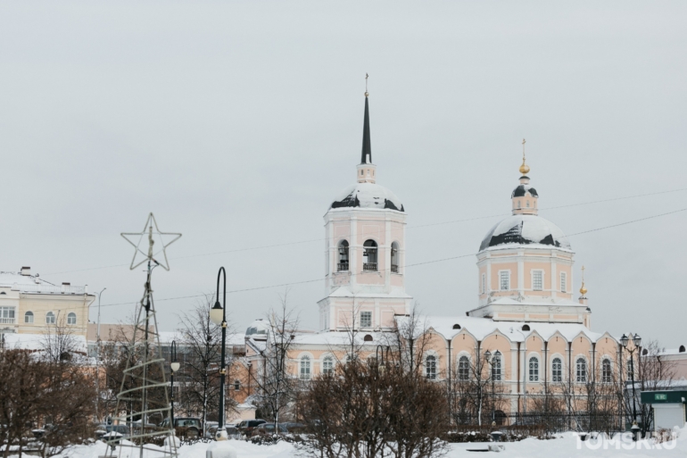 Заснеженный город и неторопливые томичи: атмосферный фоторепортаж с улиц Томска