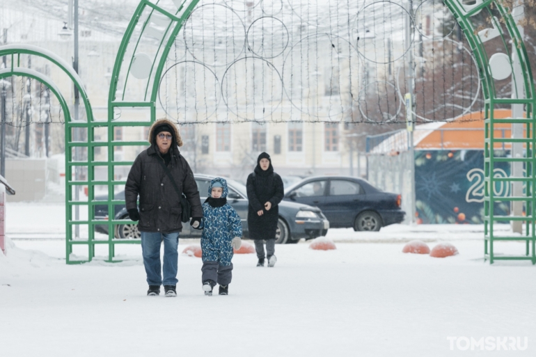 Заснеженный город и неторопливые томичи: атмосферный фоторепортаж с улиц Томска