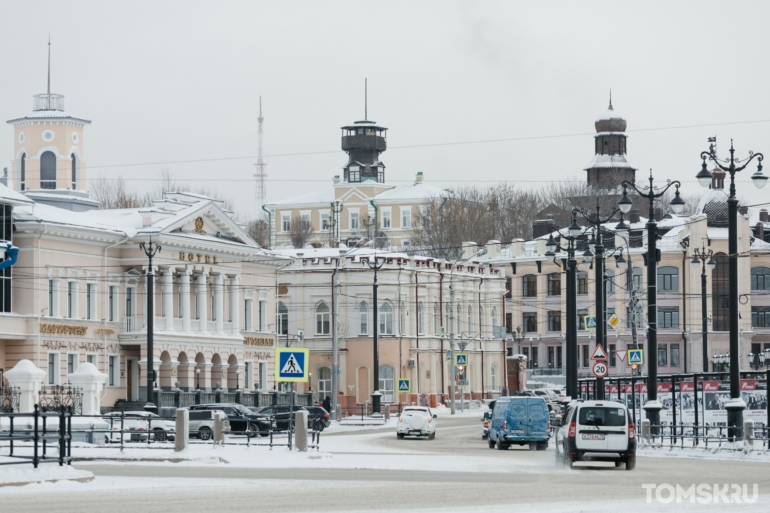 Заснеженный город и неторопливые томичи: атмосферный фоторепортаж с улиц Томска