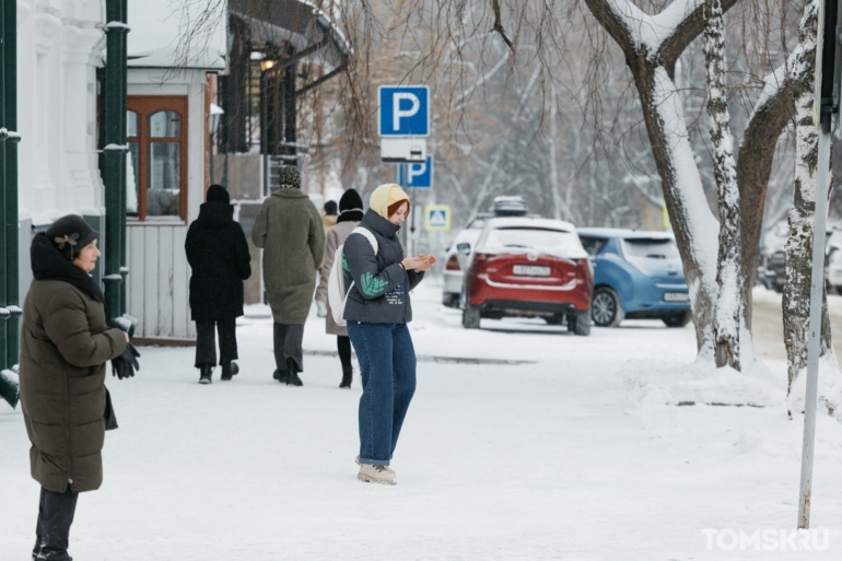 Заснеженный город и неторопливые томичи: атмосферный фоторепортаж с улиц Томска