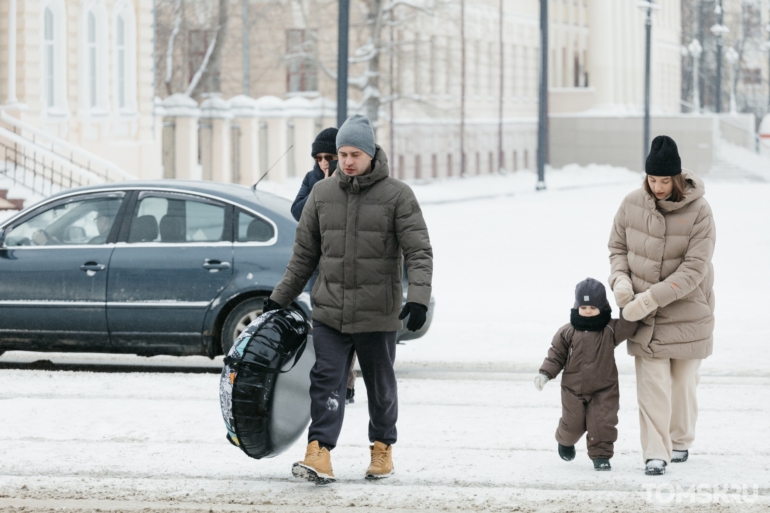 Заснеженный город и неторопливые томичи: атмосферный фоторепортаж с улиц Томска