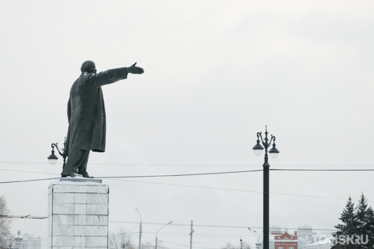 Заснеженный город и неторопливые томичи: атмосферный фоторепортаж с улиц Томска