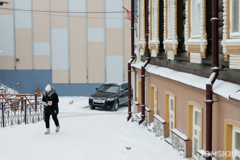 Заснеженный город и неторопливые томичи: атмосферный фоторепортаж с улиц Томска