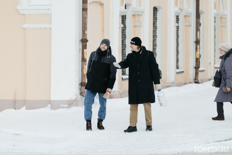 Заснеженный город и неторопливые томичи: атмосферный фоторепортаж с улиц Томска