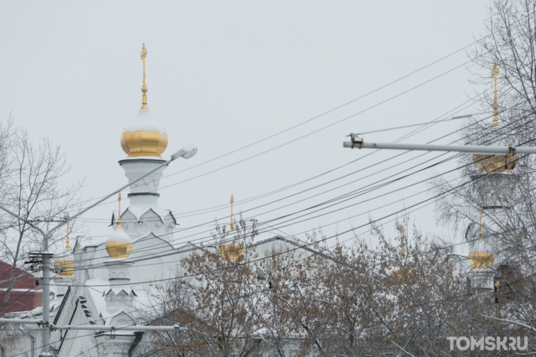 Заснеженный город и неторопливые томичи: атмосферный фоторепортаж с улиц Томска