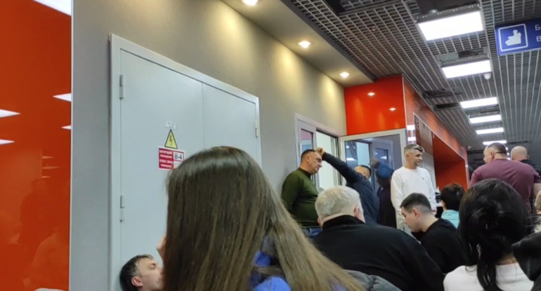 Пассажиру задержанного на 4 часа рейса Томск — Пхукет стало плохо в зале ожидания аэропорта