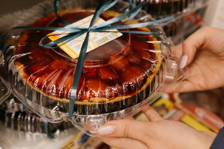 Торт по домашнему рецепту: сеть супермаркетов раскрывает секреты тортов и пирожных собственного производства