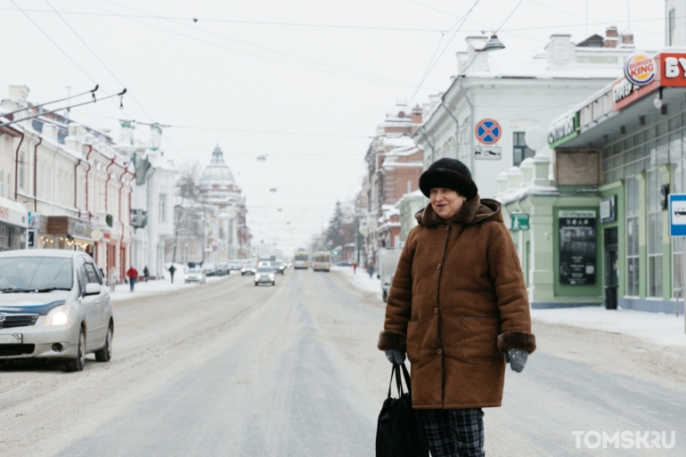 Заснеженный город и неторопливые томичи: атмосферный фоторепортаж с улиц Томска