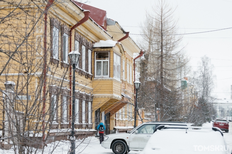 Заснеженный город и неторопливые томичи: атмосферный фоторепортаж с улиц Томска