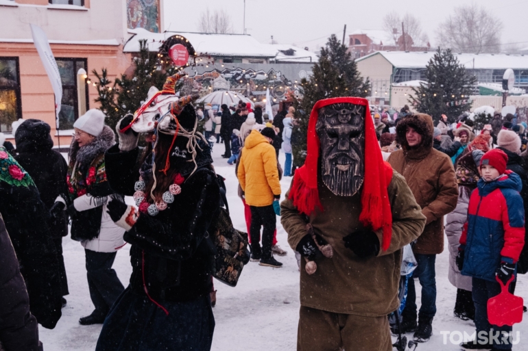 Маски, атмосфера и гуляния: как прошли городские колядки Первого музея славянской мифологии