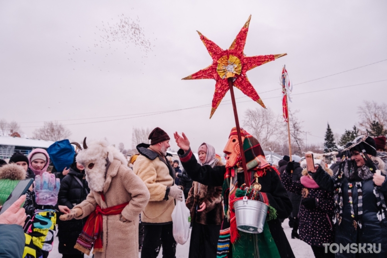 Маски, атмосфера и гуляния: как прошли городские колядки Первого музея славянской мифологии