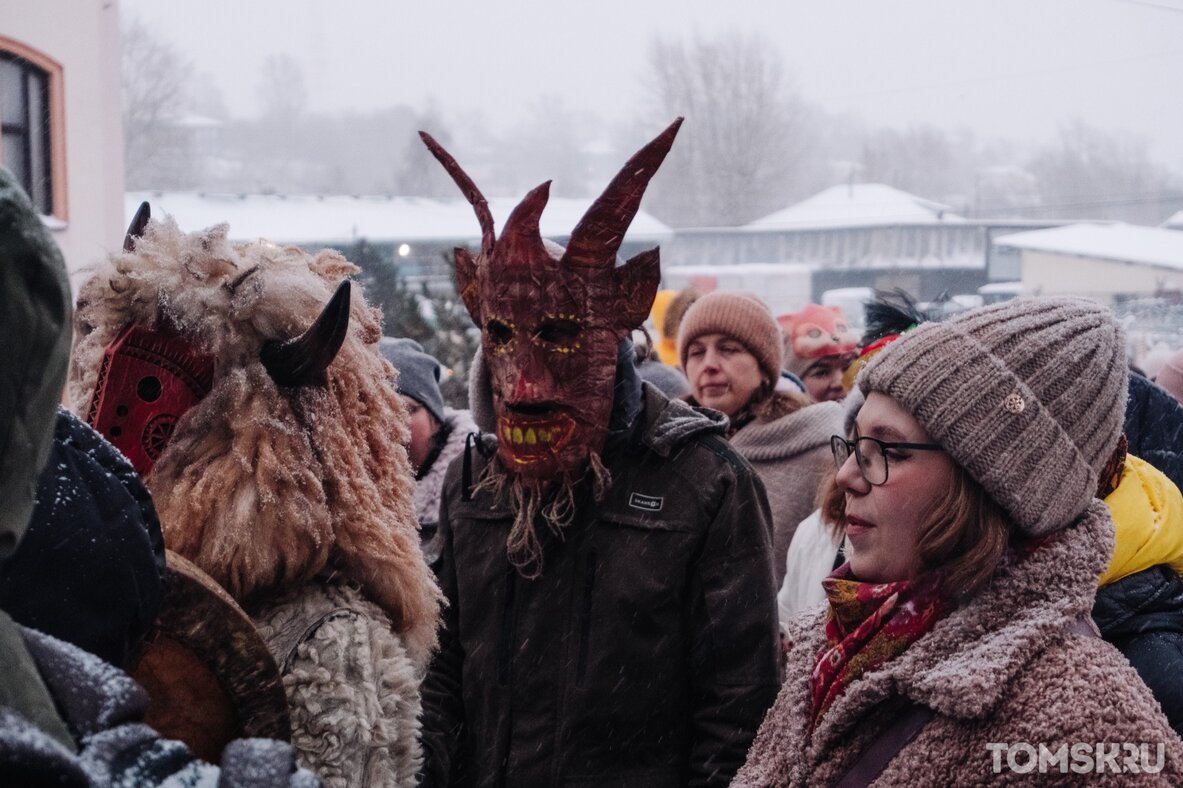 Массовая социальная мифология примеры. Бобринская е. Искусство и социальная мифология. Общественная мифология. Общественная мифология.