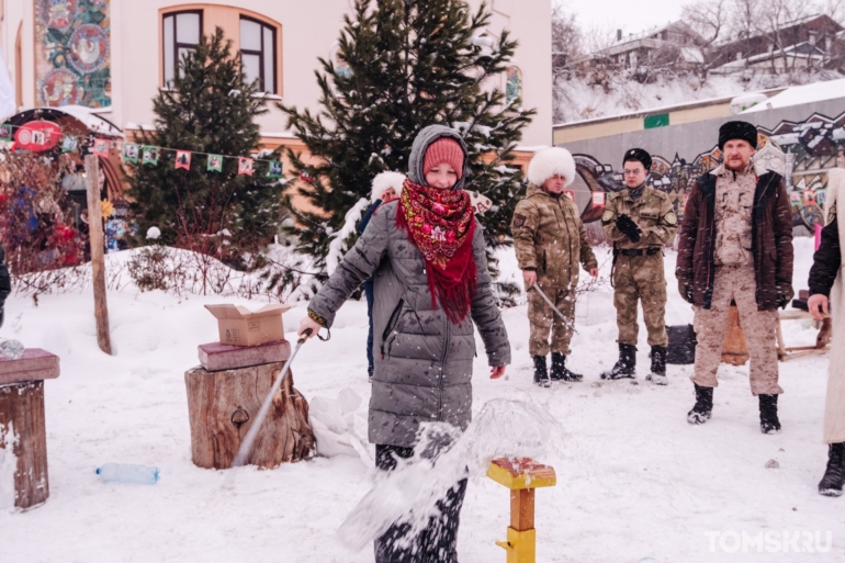 Маски, атмосфера и гуляния: как прошли городские колядки Первого музея славянской мифологии