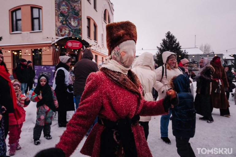Маски, атмосфера и гуляния: как прошли городские колядки Первого музея славянской мифологии