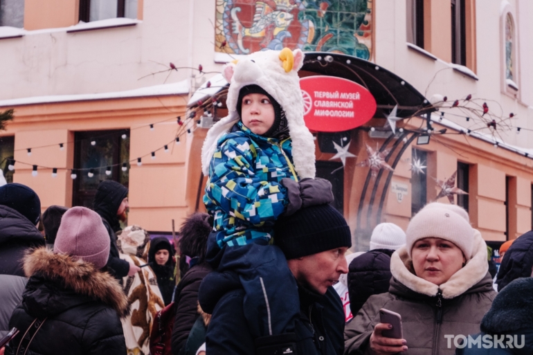 Маски, атмосфера и гуляния: как прошли городские колядки Первого музея славянской мифологии