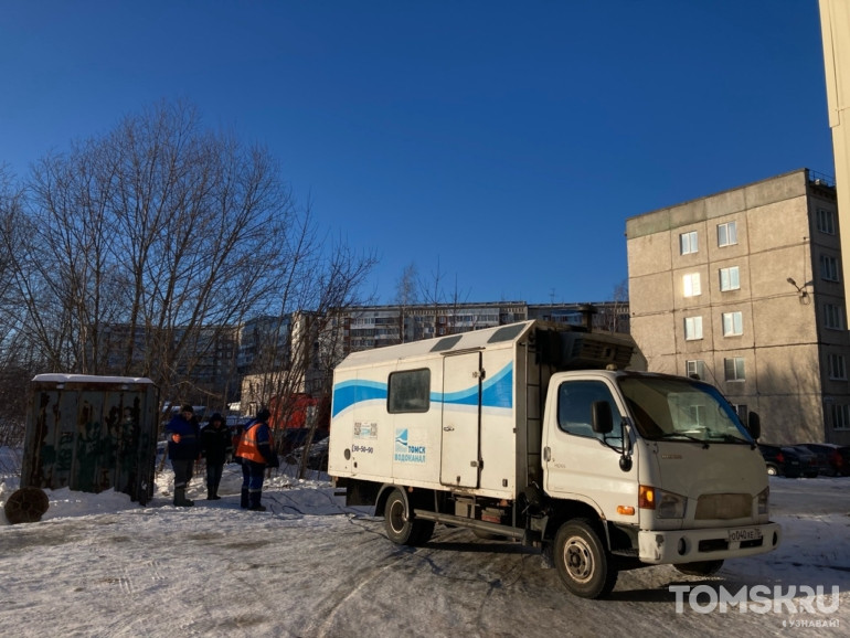 Парковку во дворе томской многоэтажки затопило из-за коммунальной аварии