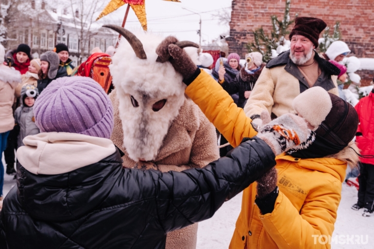 Маски, атмосфера и гуляния: как прошли городские колядки Первого музея славянской мифологии