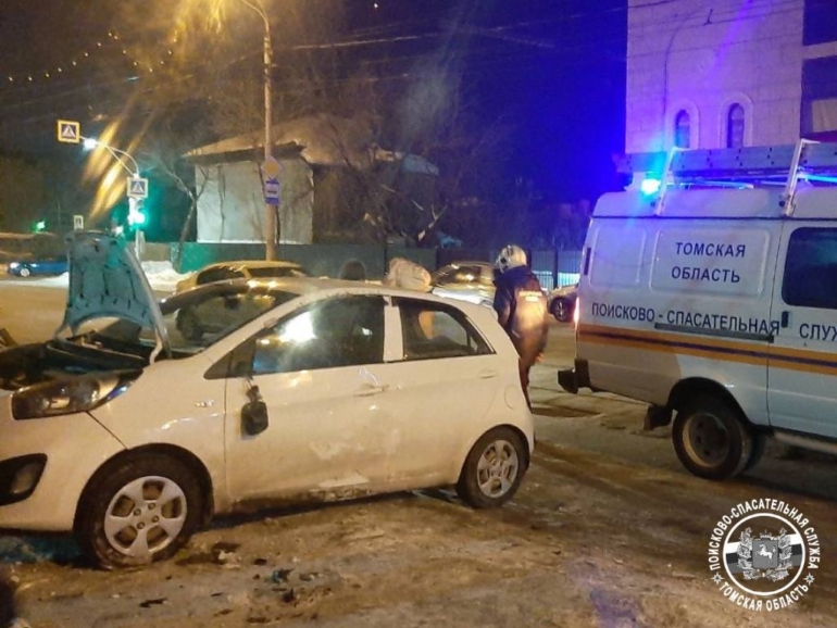 Томичка на иномарке врезалась в бордюр и опрокинулась в Ленинском районе