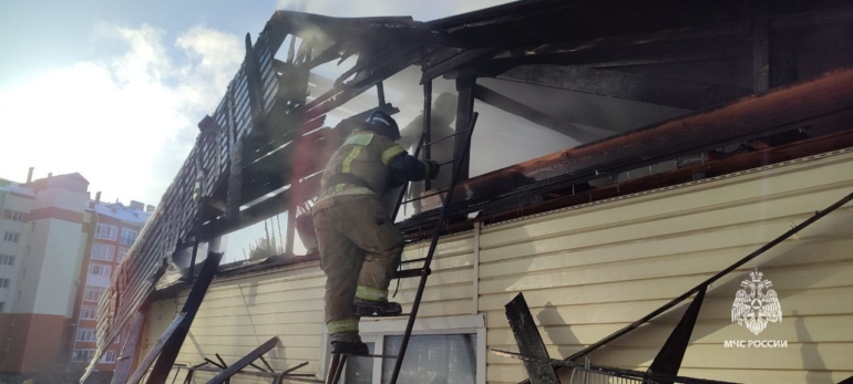 30 человек тушили жилой дом в переулке Буткеевском в Томске