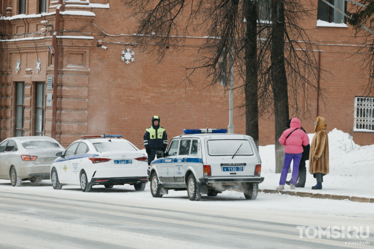 Томичи несут цветы к Камню Скорби в память о политике Алексее Навальном