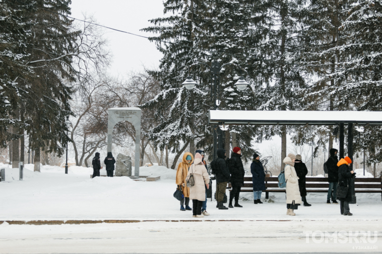 Томичи несут цветы к Камню Скорби в память о политике Алексее Навальном