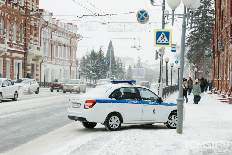 Томичи несут цветы к Камню Скорби в память о политике Алексее Навальном