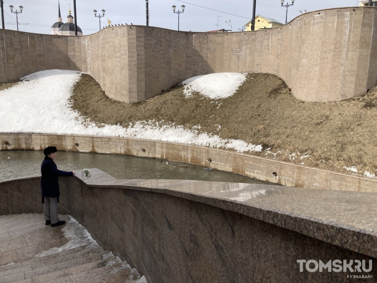 Стихийный мемориал жертвам теракта в «Крокус Сити Холле» появился в Томске