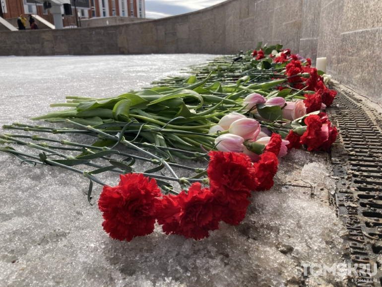 Стихийный мемориал жертвам теракта в «Крокус Сити Холле» появился в Томске