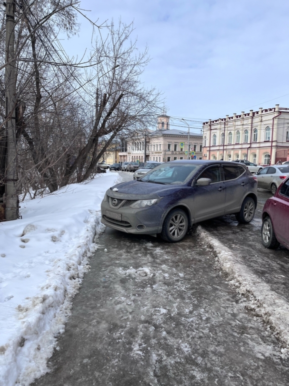 Мастера томской парковки: рыцари тротуара или машины против «зебр»