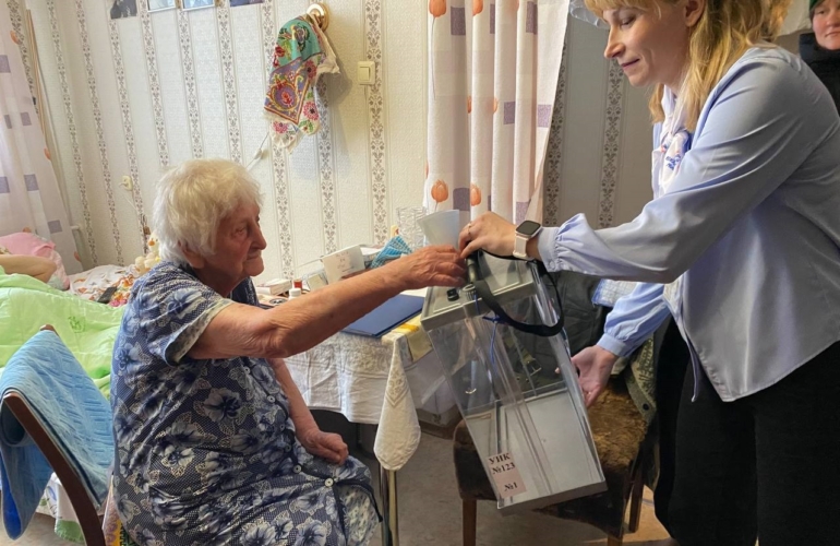 Томские ветераны и волонтеры проголосовали на президентских выборах