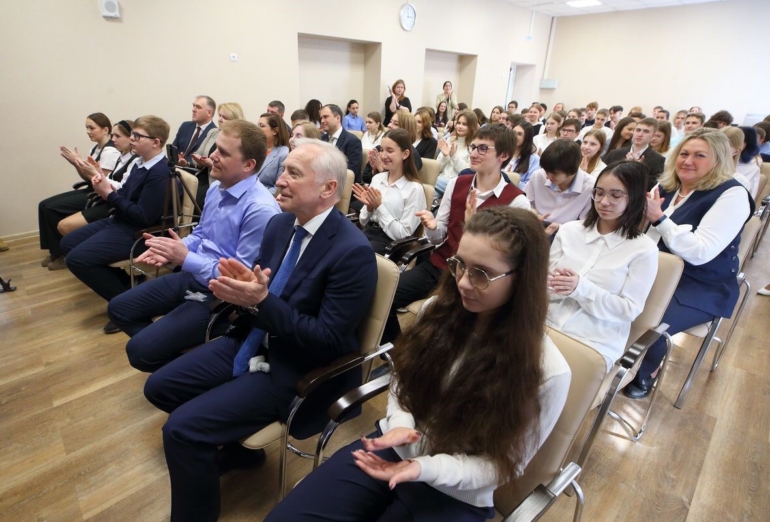 Владимир Мазур открыл телемост между школьниками Томска и Приазовья