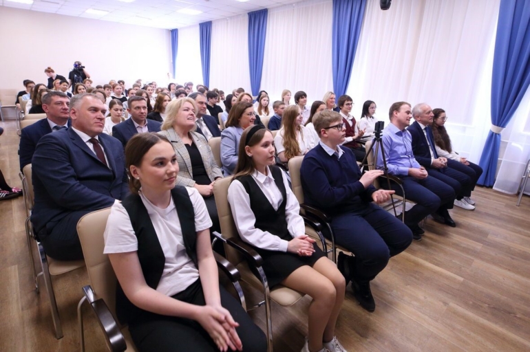 Владимир Мазур открыл телемост между школьниками Томска и Приазовья