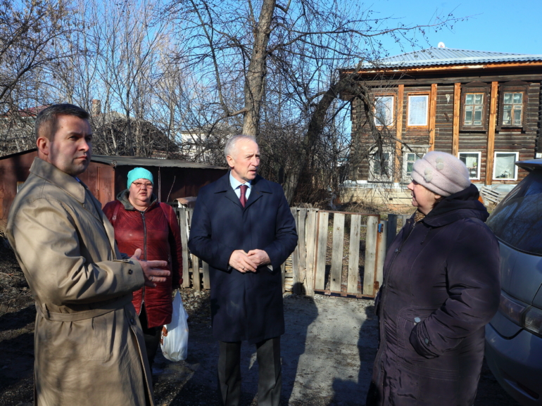 Владимир Мазур поручил продолжать подомовые обходы прибрежных томских микрорайонов