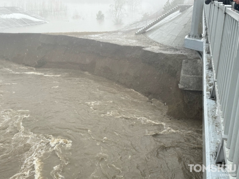 Земляная дамба в Томске размыта, дорогу на Сенную Курью смыло – фоторепортаж