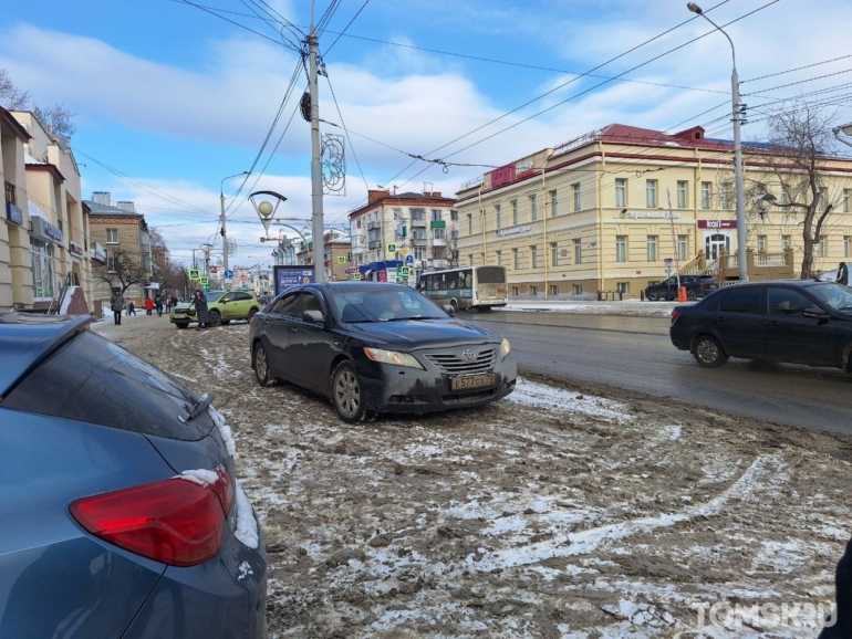 Мастера томской парковки: неожиданные «подснежники» или гонки по диагонали