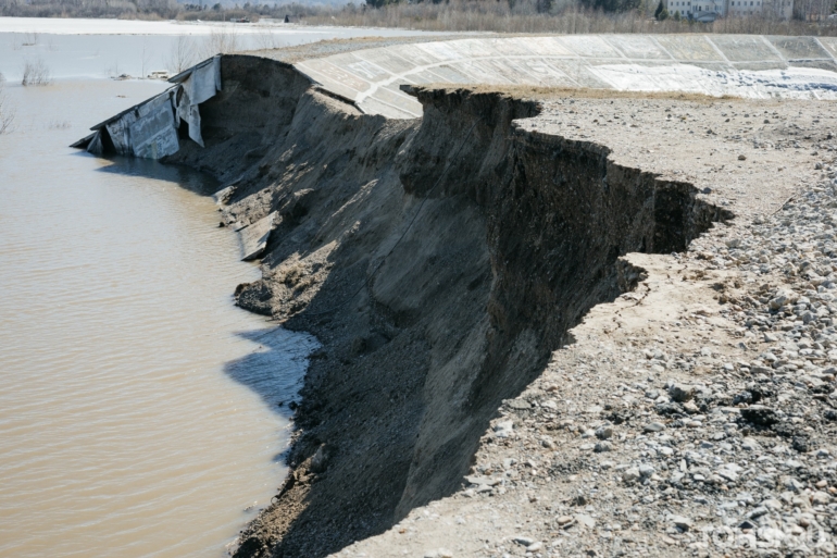 Вода и камни: показываем последствия разрушения дороги на Сенную Курью