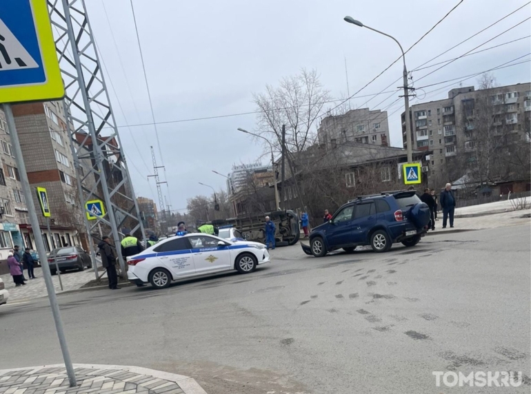 В Томске в ДТП перевернулся автомобиль скорой помощи