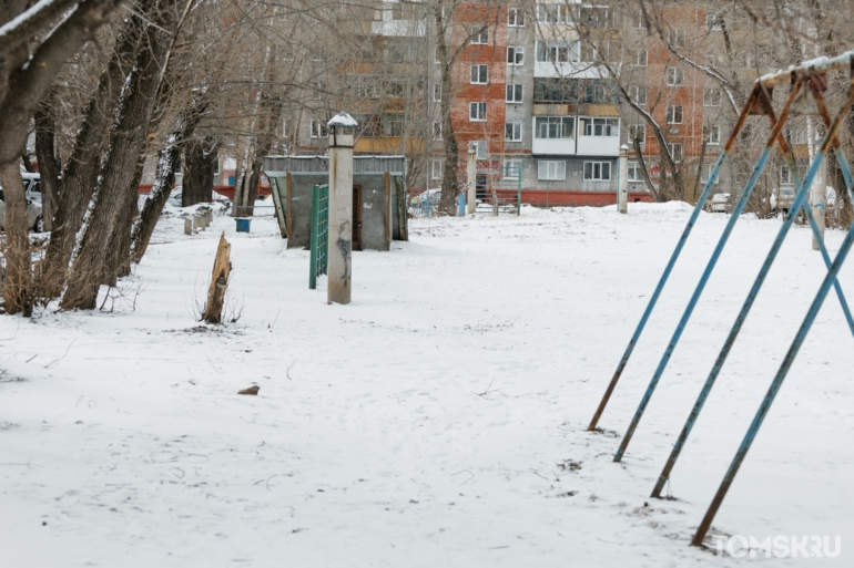 Пуховики, заснеженные дворы и апрель: показываем другую сторону утреннего коллапса