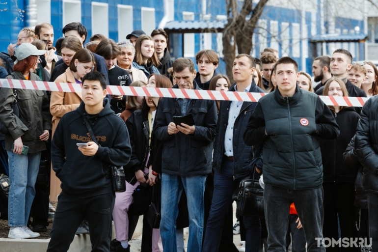 Студенты ТУСУРа сбросили технику из окон в День радио. Фоторепортаж