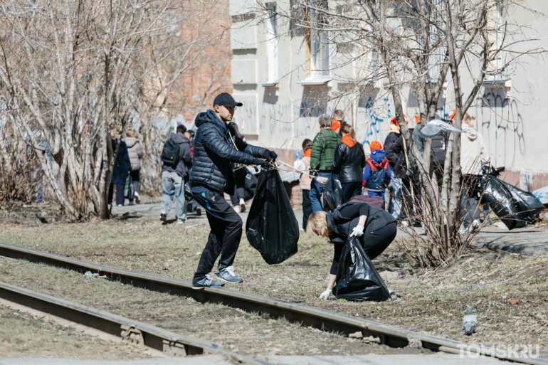 Томичи разгребли огромные завалы мусора на общегородском субботнике. Фоторепортаж