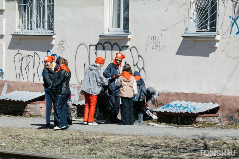 Томичи разгребли огромные завалы мусора на общегородском субботнике. Фоторепортаж