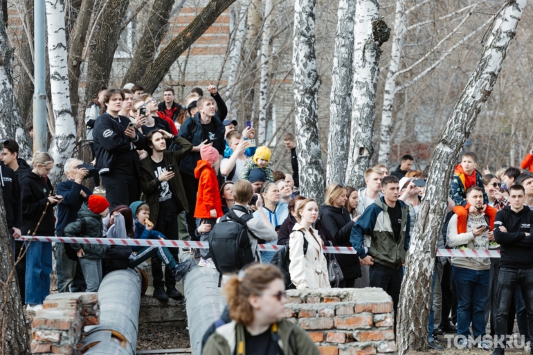 Студенты ТУСУРа сбросили технику из окон в День радио. Фоторепортаж