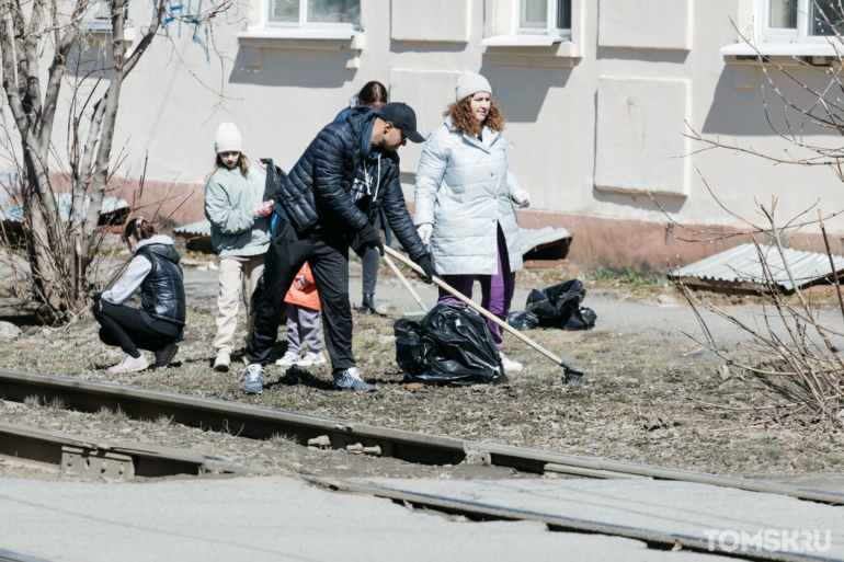 Томичи разгребли огромные завалы мусора на общегородском субботнике. Фоторепортаж