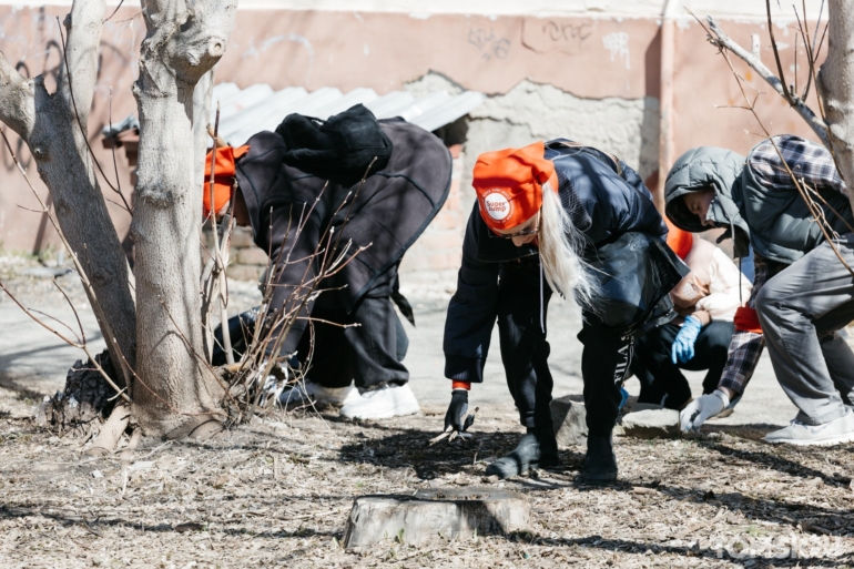 Томичи разгребли огромные завалы мусора на общегородском субботнике. Фоторепортаж