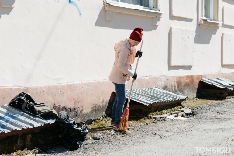 Томичи разгребли огромные завалы мусора на общегородском субботнике. Фоторепортаж