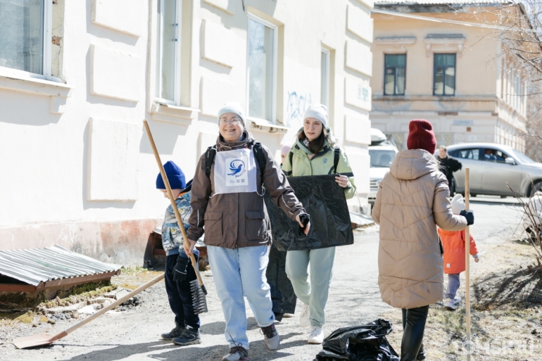 Томичи разгребли огромные завалы мусора на общегородском субботнике. Фоторепортаж